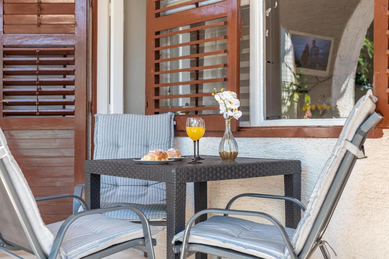 Apartments Villa Mirella 20 M From The Sea - Free Parking Trogir Eksteriør billede