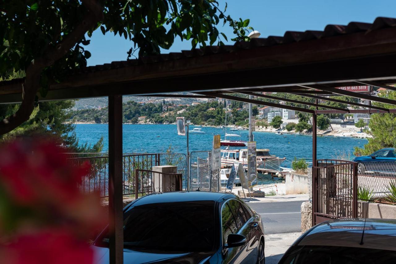 Apartments Villa Mirella 20 M From The Sea - Free Parking Trogir Eksteriør billede