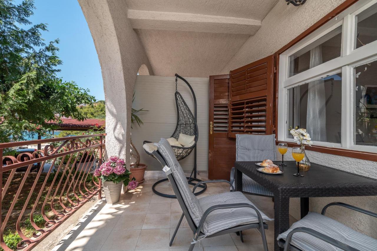 Apartments Villa Mirella 20 M From The Sea - Free Parking Trogir Eksteriør billede