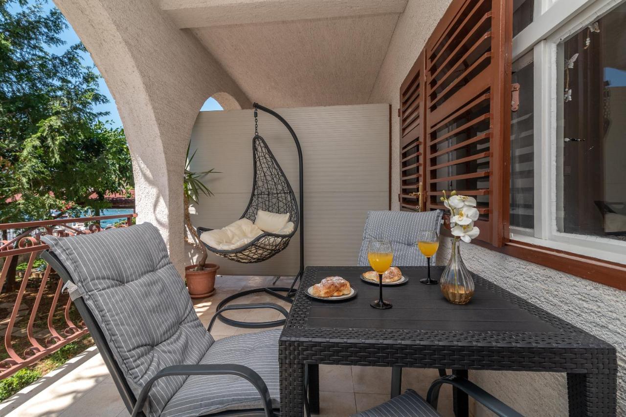 Apartments Villa Mirella 20 M From The Sea - Free Parking Trogir Eksteriør billede