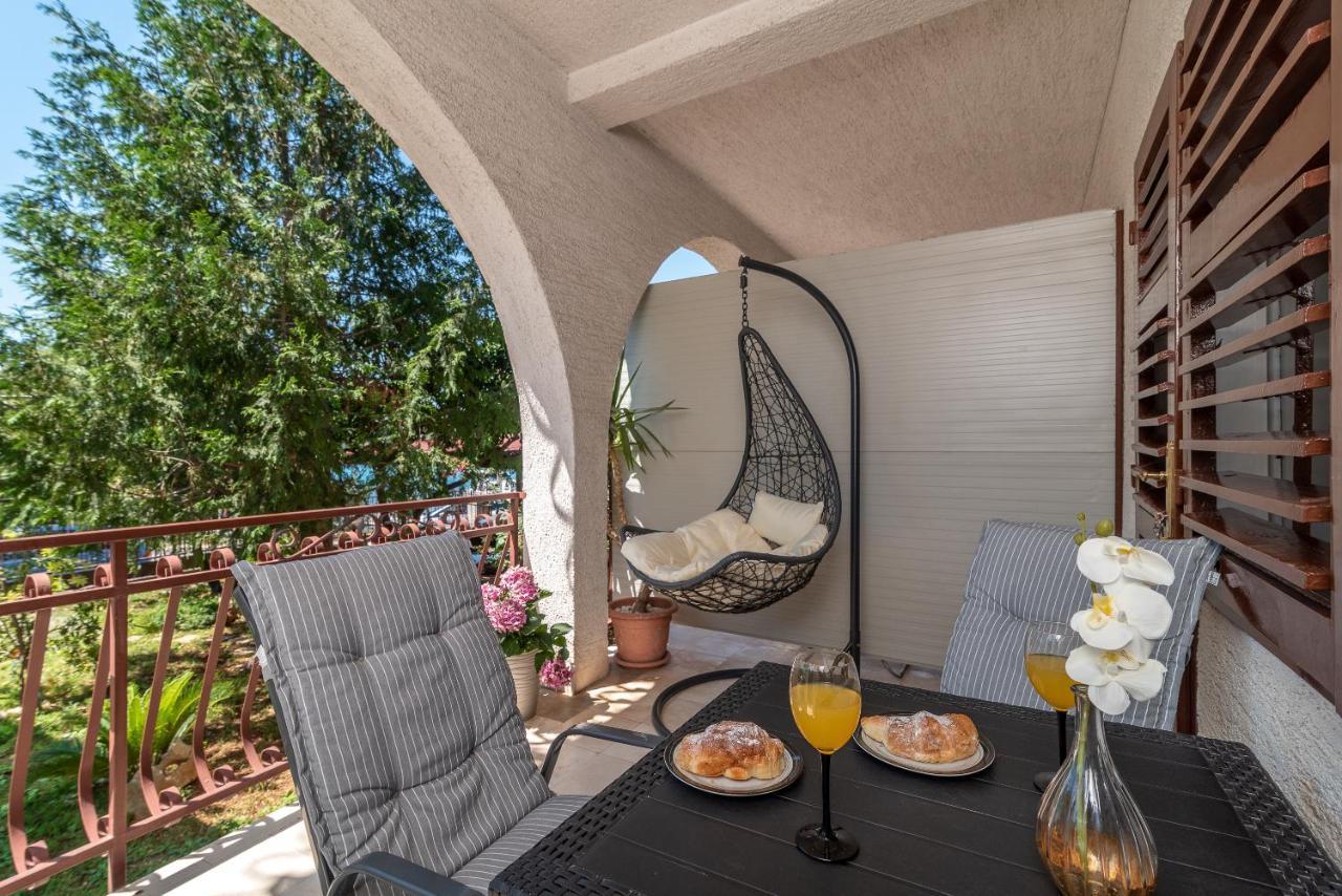Apartments Villa Mirella 20 M From The Sea - Free Parking Trogir Eksteriør billede