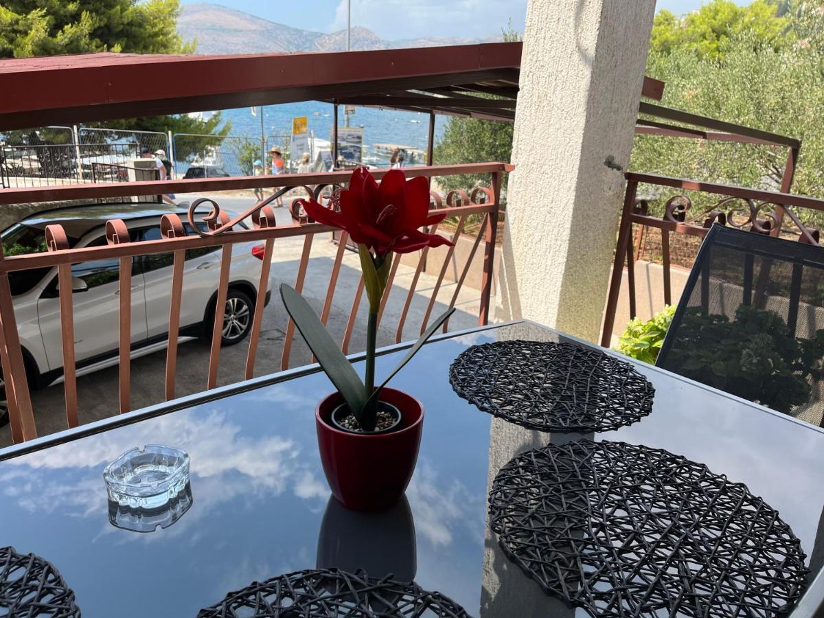 Apartments Villa Mirella 20 M From The Sea - Free Parking Trogir Eksteriør billede