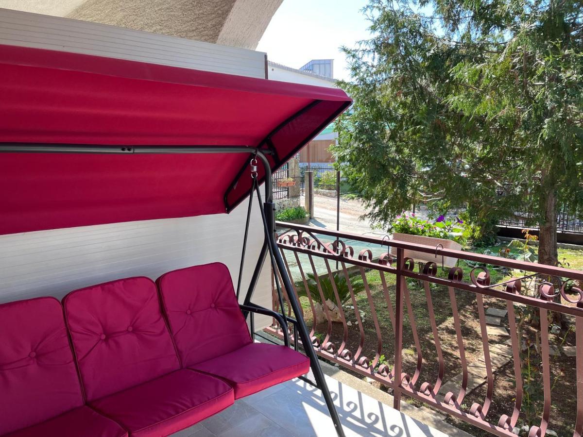 Apartments Villa Mirella 20 M From The Sea - Free Parking Trogir Eksteriør billede