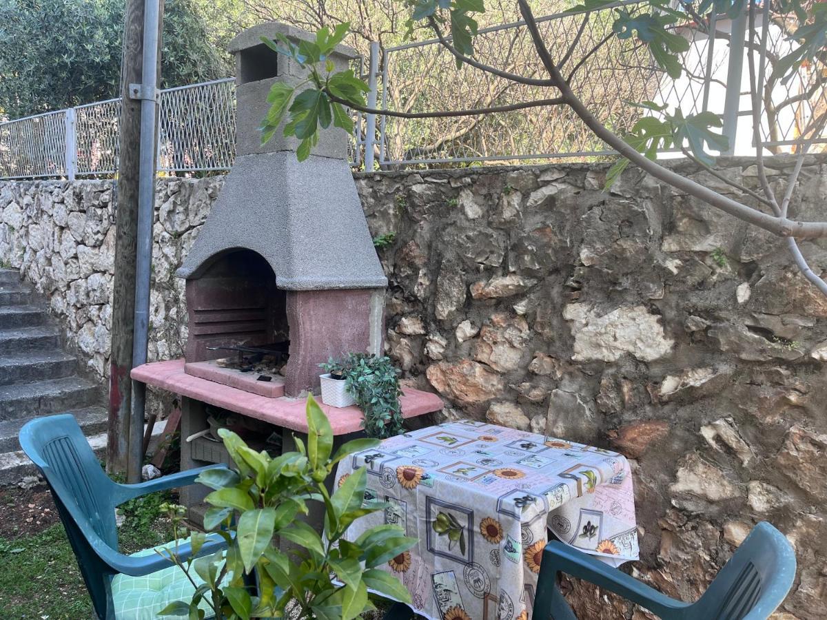 Apartments Villa Mirella 20 M From The Sea - Free Parking Trogir Eksteriør billede