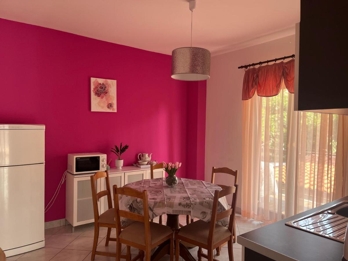 Apartments Villa Mirella 20 M From The Sea - Free Parking Trogir Eksteriør billede
