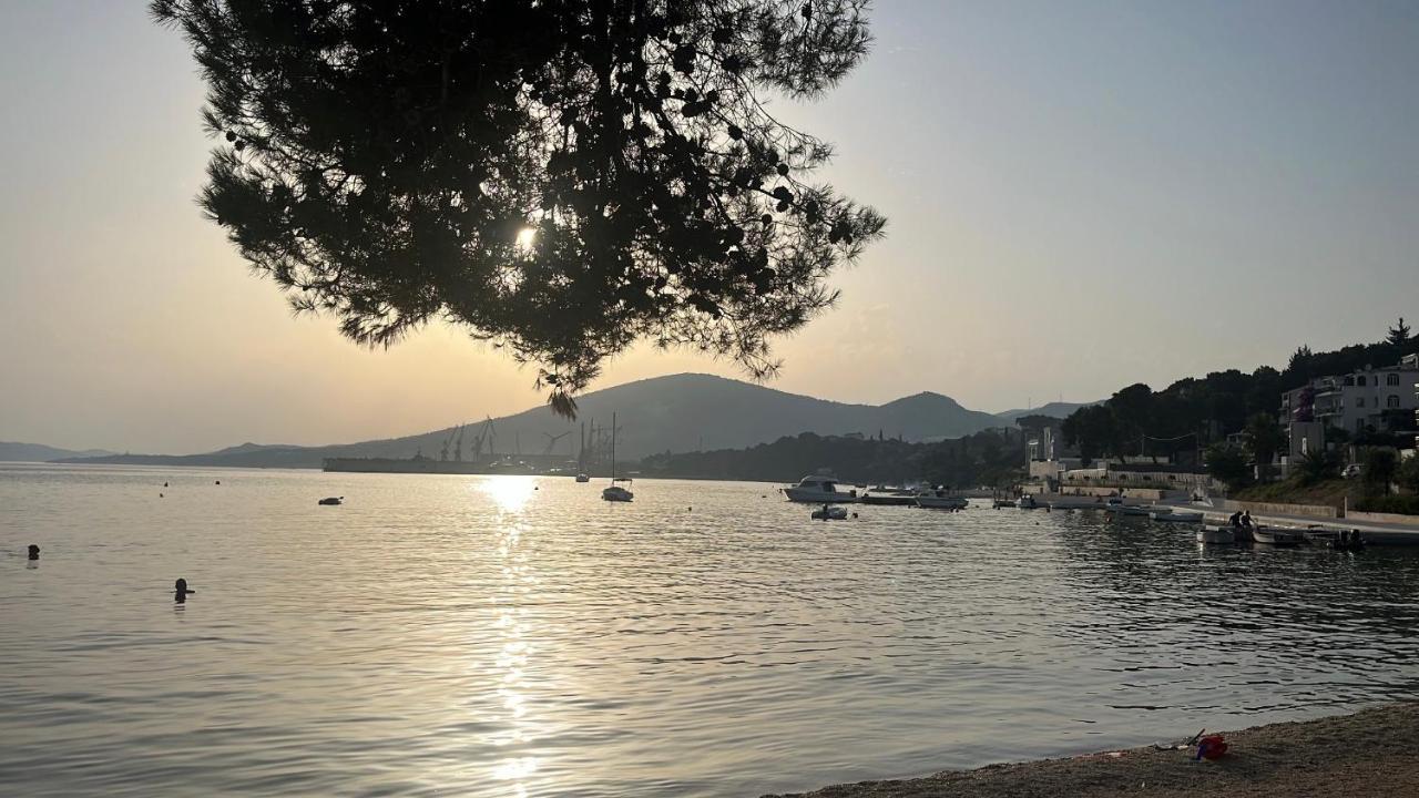 Apartments Villa Mirella 20 M From The Sea - Free Parking Trogir Eksteriør billede