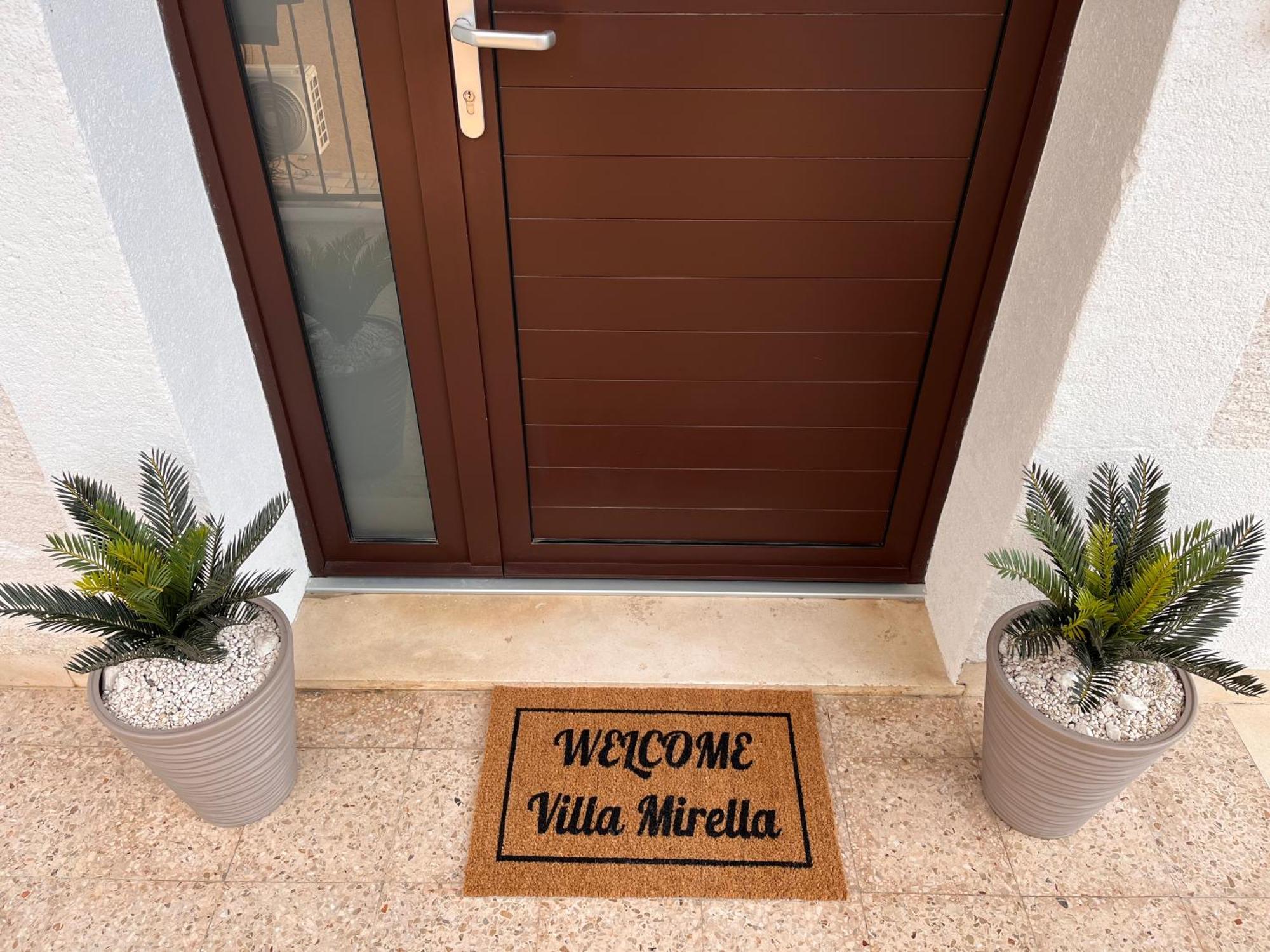 Apartments Villa Mirella 20 M From The Sea - Free Parking Trogir Eksteriør billede