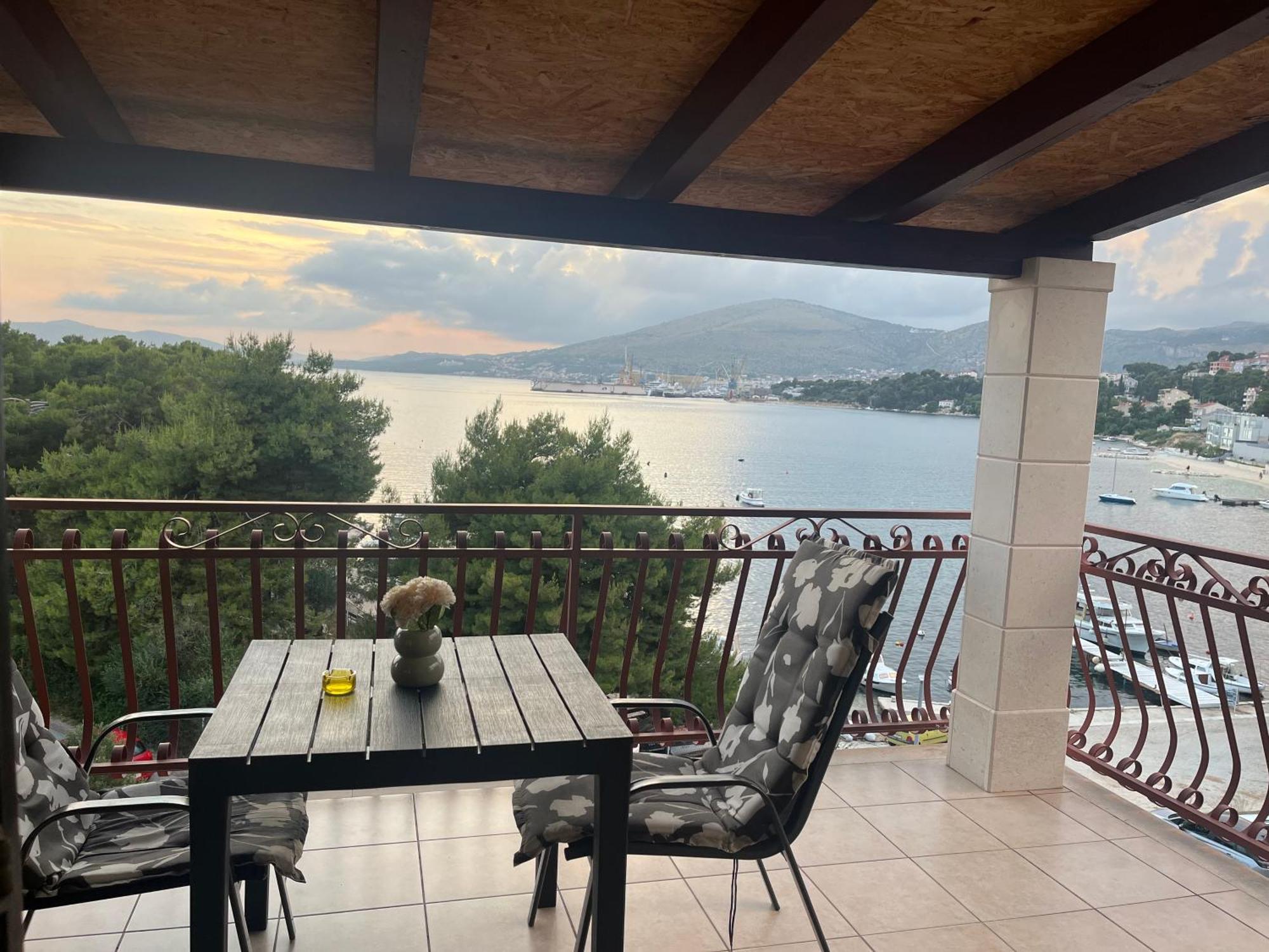 Apartments Villa Mirella 20 M From The Sea - Free Parking Trogir Eksteriør billede