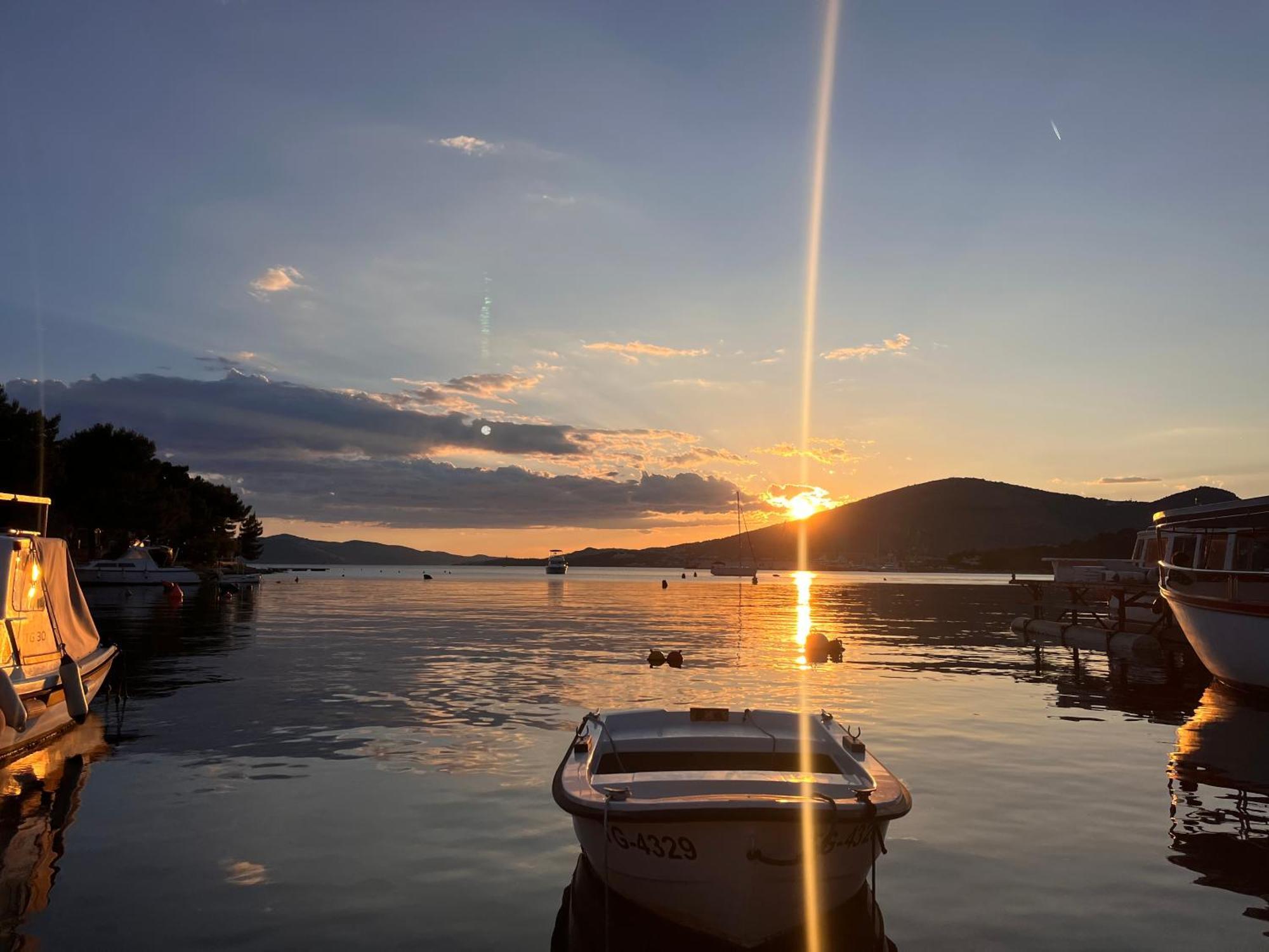 Apartments Villa Mirella 20 M From The Sea - Free Parking Trogir Eksteriør billede