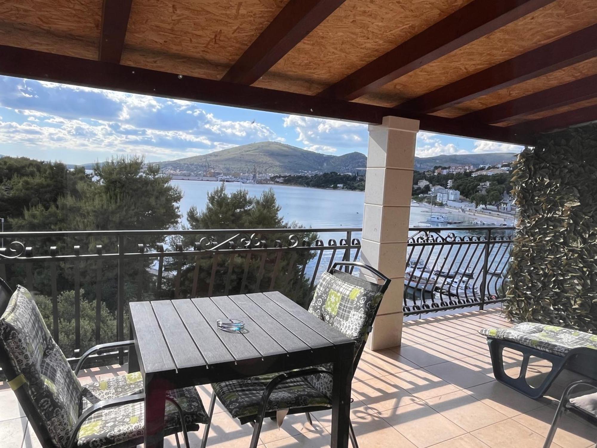 Apartments Villa Mirella 20 M From The Sea - Free Parking Trogir Eksteriør billede
