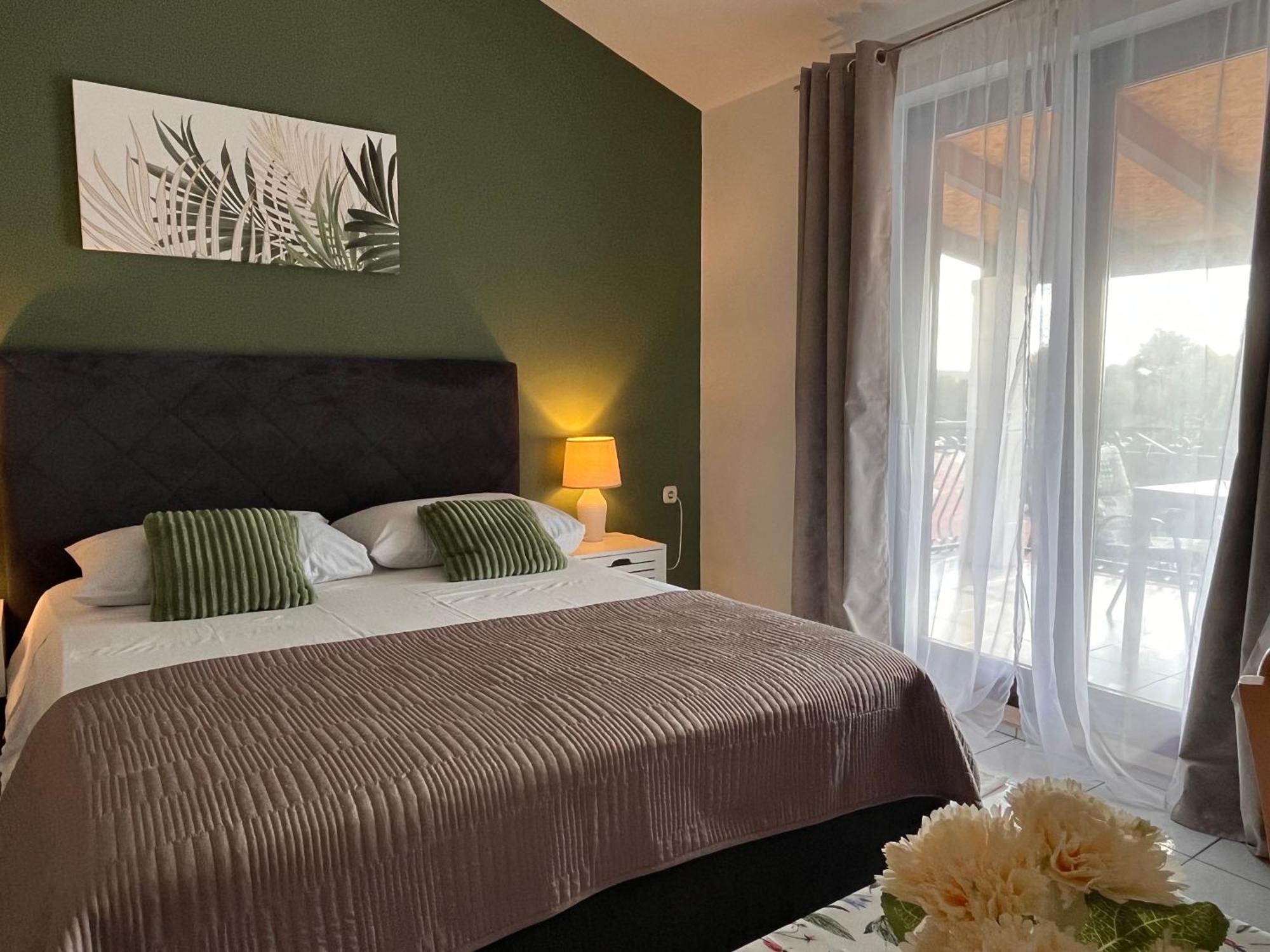 Apartments Villa Mirella 20 M From The Sea - Free Parking Trogir Eksteriør billede