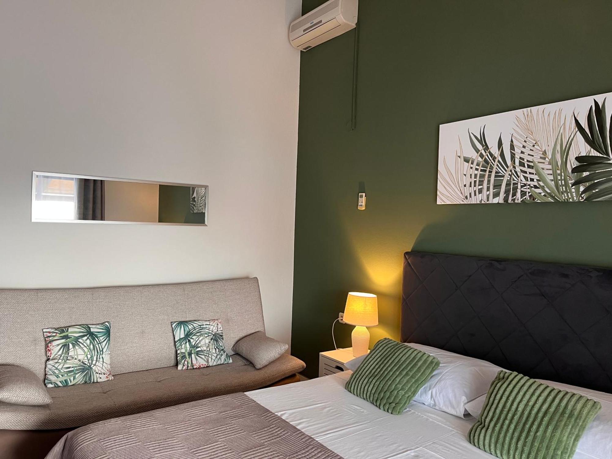 Apartments Villa Mirella 20 M From The Sea - Free Parking Trogir Eksteriør billede