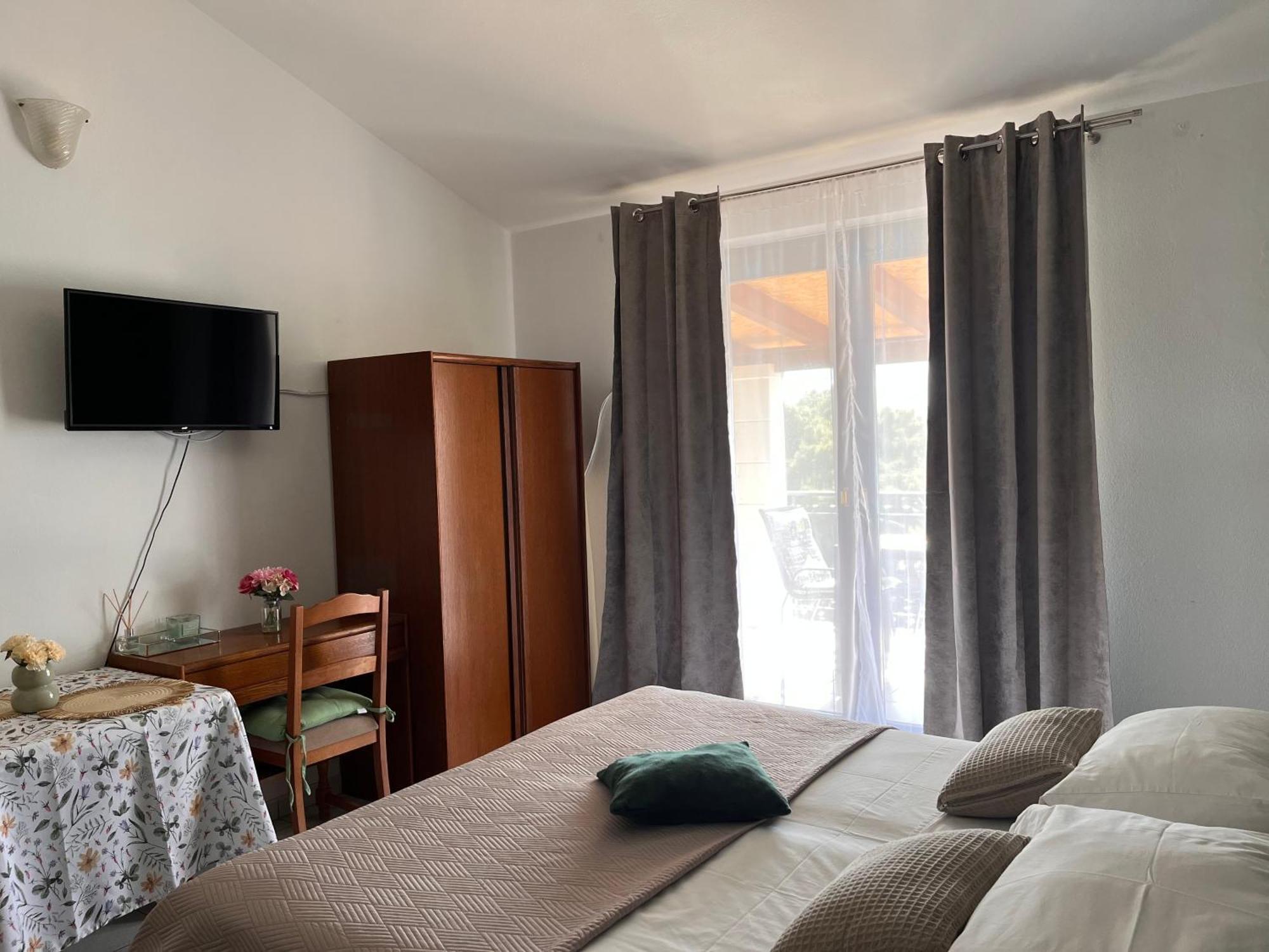 Apartments Villa Mirella 20 M From The Sea - Free Parking Trogir Eksteriør billede