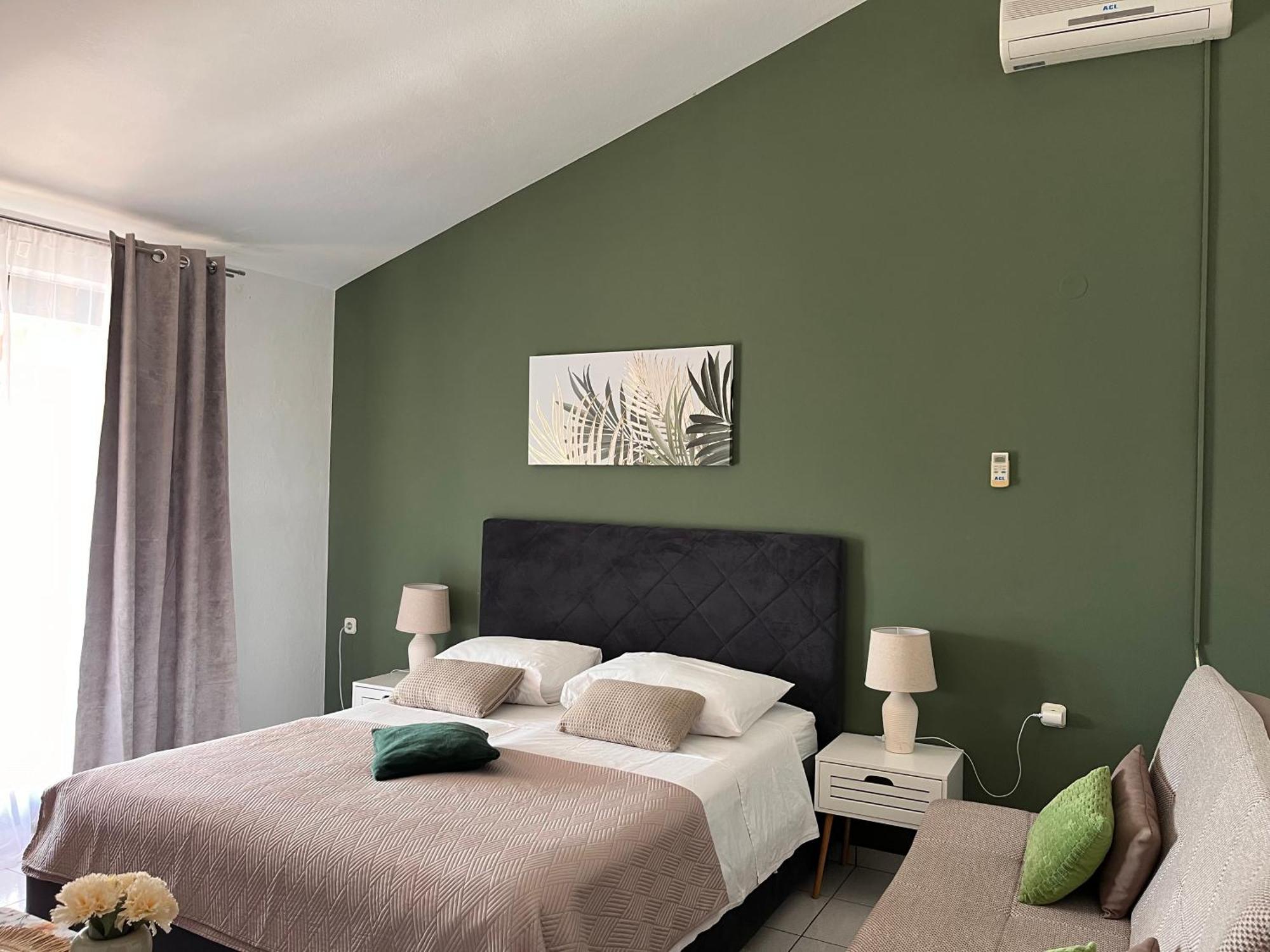 Apartments Villa Mirella 20 M From The Sea - Free Parking Trogir Eksteriør billede