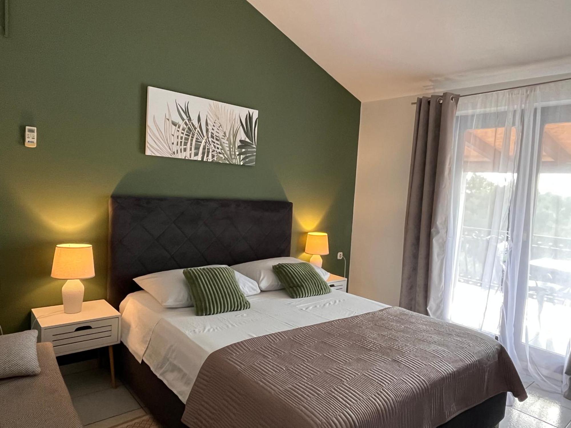 Apartments Villa Mirella 20 M From The Sea - Free Parking Trogir Eksteriør billede