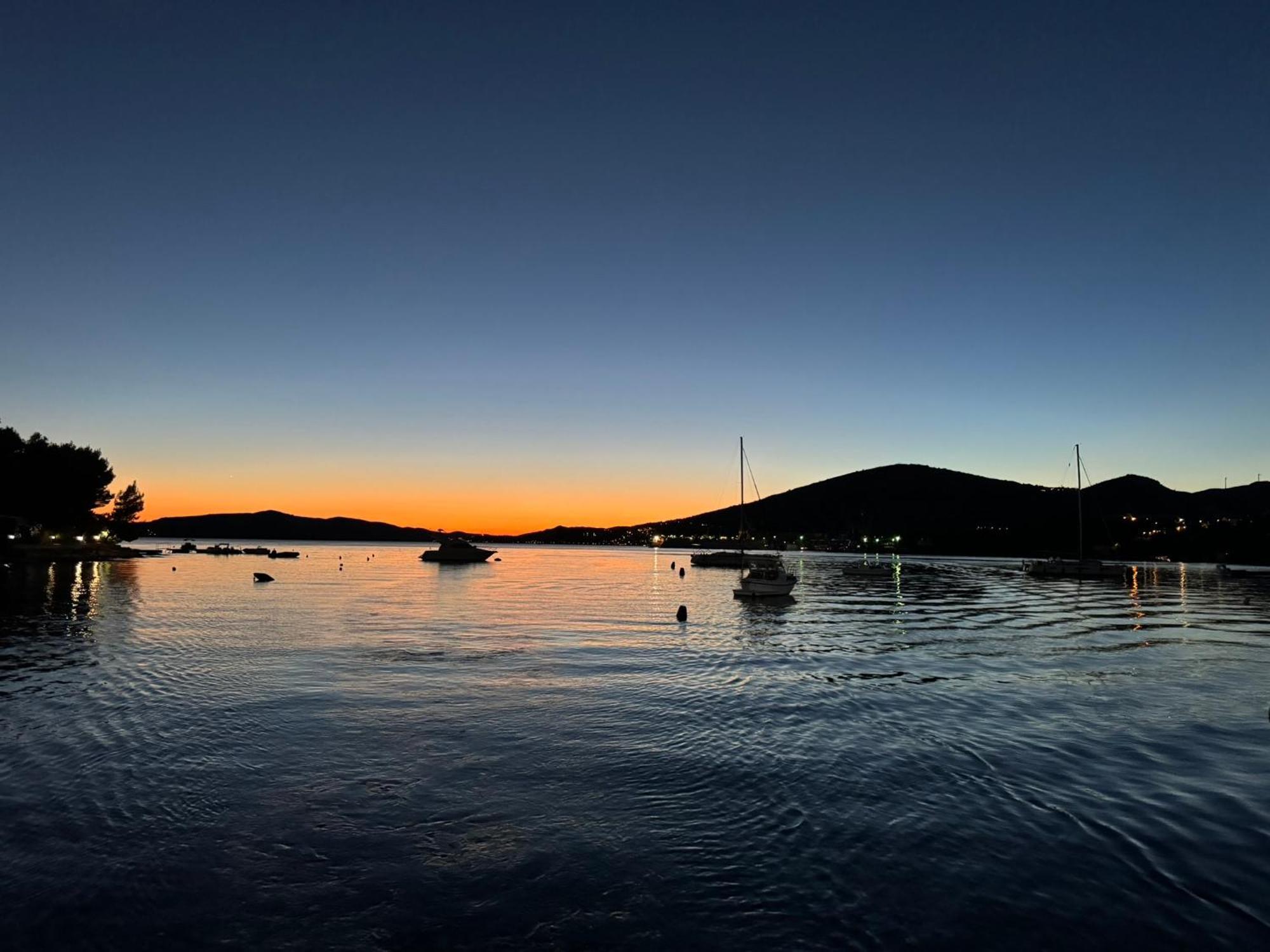 Apartments Villa Mirella 20 M From The Sea - Free Parking Trogir Eksteriør billede
