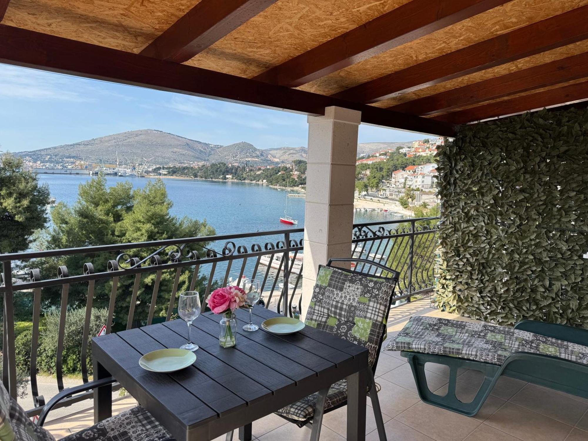 Apartments Villa Mirella 20 M From The Sea - Free Parking Trogir Eksteriør billede