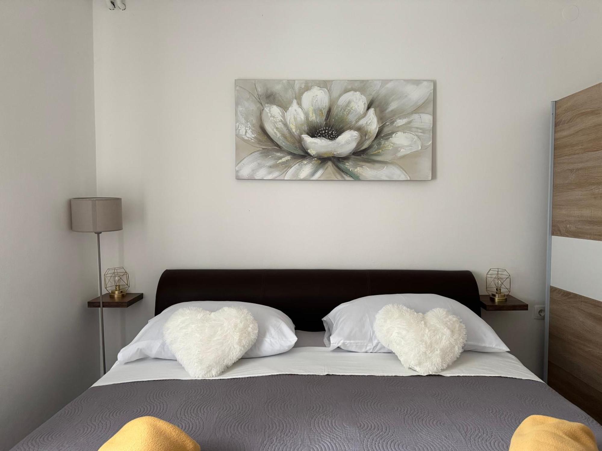 Apartments Villa Mirella 20 M From The Sea - Free Parking Trogir Eksteriør billede