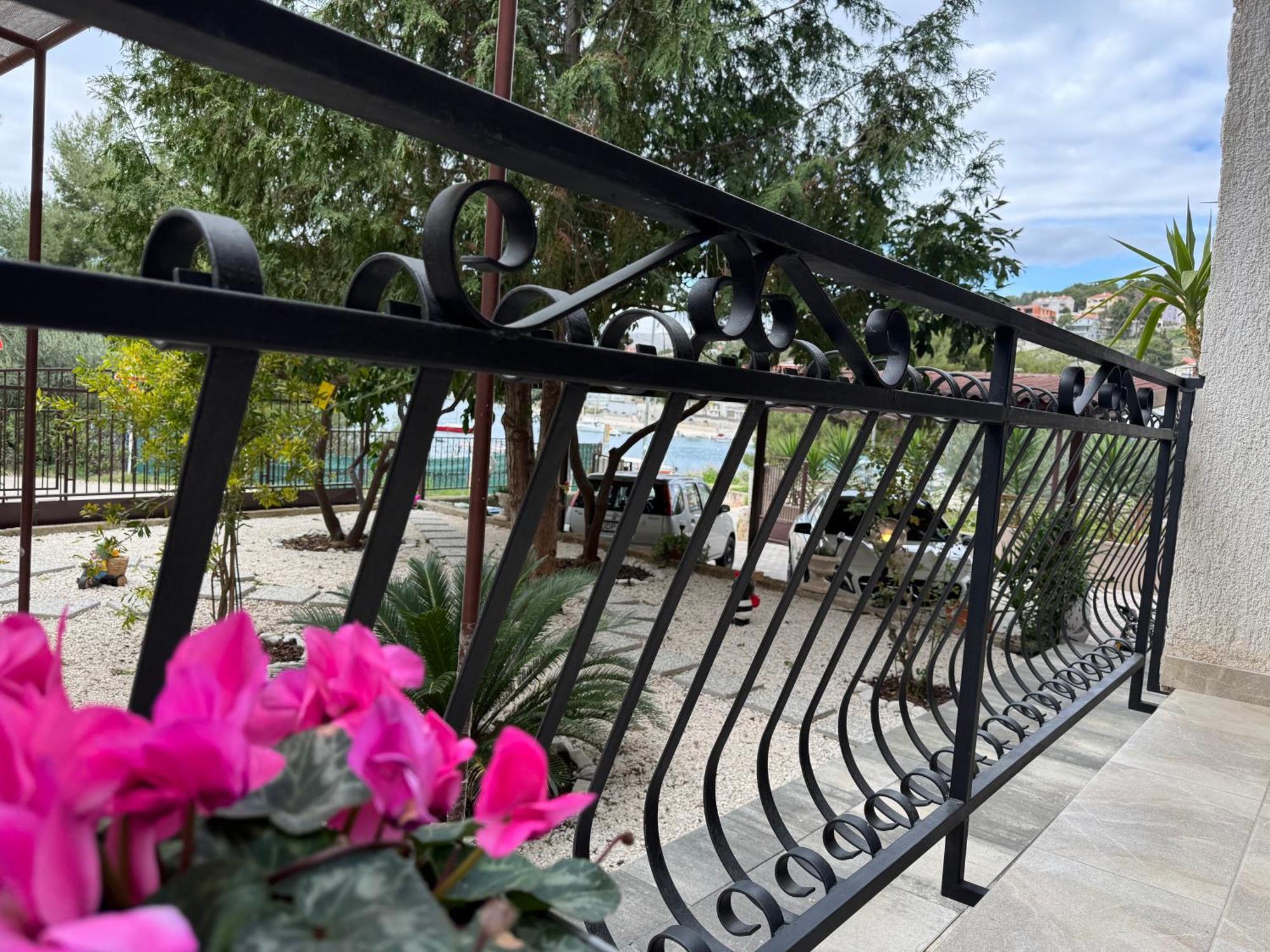 Apartments Villa Mirella 20 M From The Sea - Free Parking Trogir Eksteriør billede