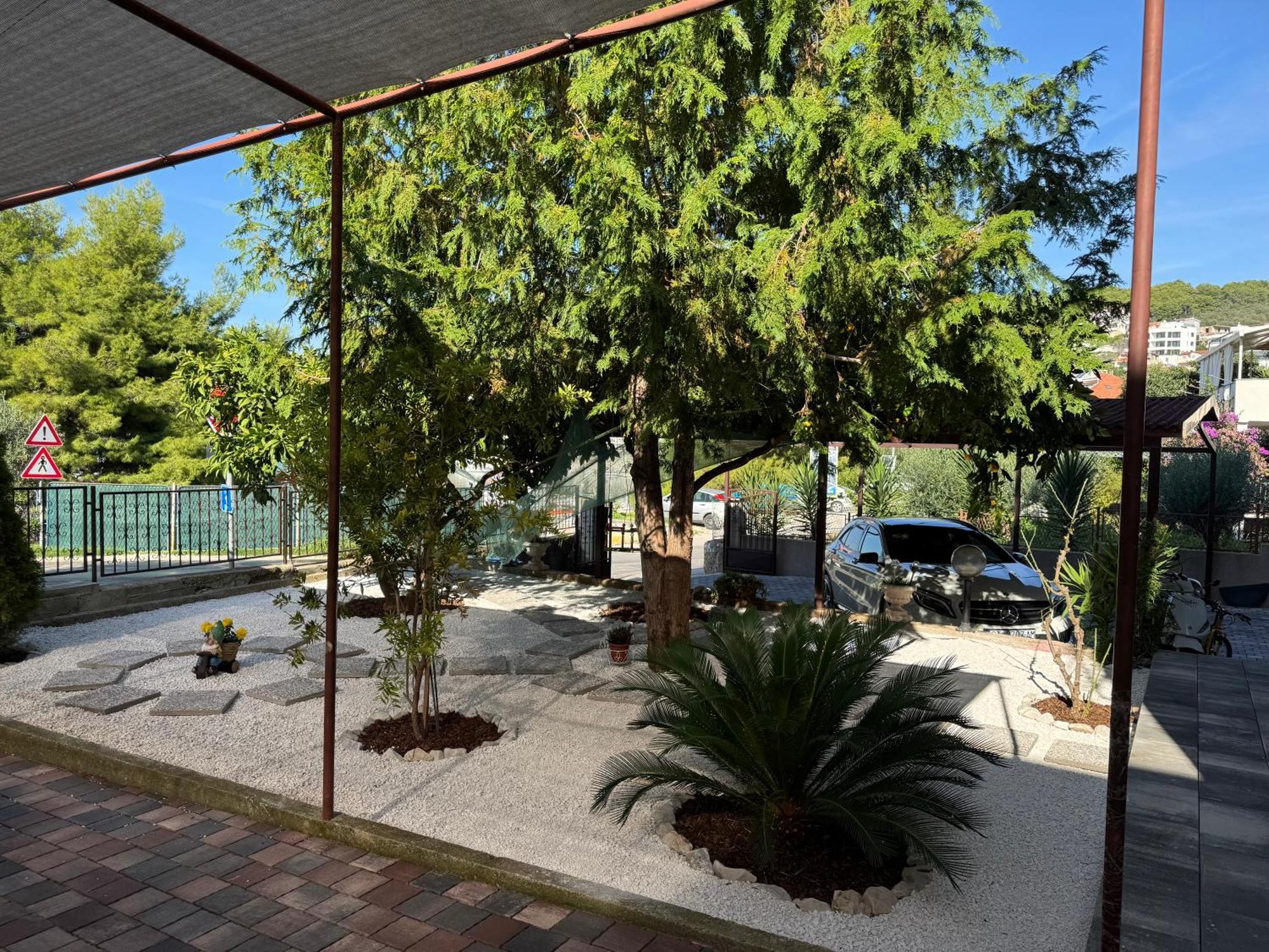 Apartments Villa Mirella 20 M From The Sea - Free Parking Trogir Eksteriør billede